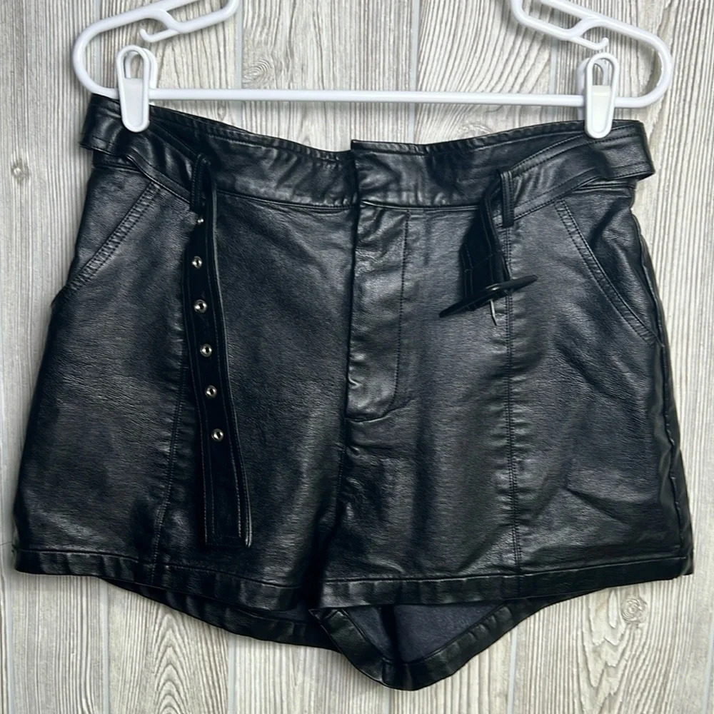 Altar’d State Faux Leather Black Zip/Belted Shorts Size Large